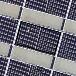 Normales Luftbild eines Solarmoduls